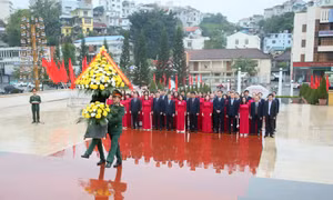 Đoàn đại biểu Trung tâm Truyền thông tỉnh Quảng Ninh dâng hương tưởng niệm các Anh hùng liệt sỹ và đồng chí Vũ Văn Hiếu