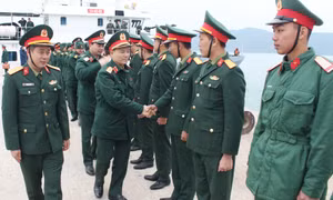 Đoàn công tác Bộ Tư lệnh Quân khu 3 thăm, chúc Tết trên tuyến đảo Đông Bắc, tỉnh Quảng Ninh