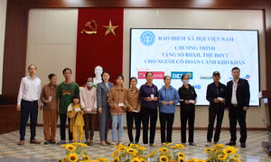 Trao thẻ BHYT cho người có hoàn cảnh khó khăn