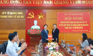 Trao quyết định điều động, bổ nhiệm giám đốc Trung tâm y tế huyện Hải Hà