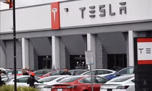 Gần 200.000 xe của Tesla lỗi phần mềm camera lùi