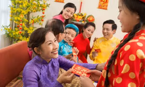 Người Việt thường làm gì trong ngày Tết cổ truyền?