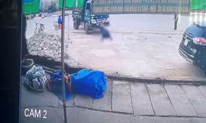 Kinh hãi cảnh nam thanh niên bị tài xế xe tải húc, cuốn vào gầm xe rồi kéo lê