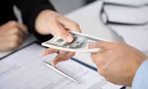 Hai quy tắc quan trọng trước khi cho vay tiền