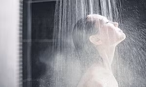 Mùa đông tắm bằng nước nóng hay nước lạnh mới tốt cho da?