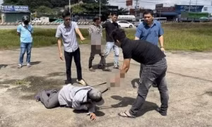 4 đối tượng đánh người bán vé số rồi cướp 470 tờ