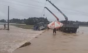 Nước lũ ở Thanh Hóa lên, cuốn trôi nữ công nhân và một xe tải