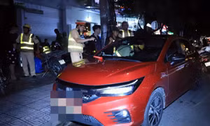 Ô tô 5 chỗ chở 8 người vượt chốt cảnh sát giao thông, trên xe có ma túy