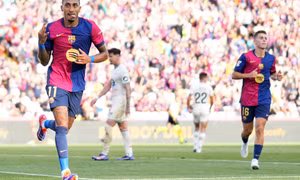 Raphinha lập hat-trick, Barca thắng trận 7-0