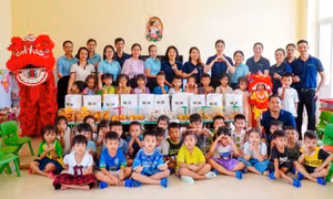 Công ty CP Đầu tư phát triển du lịch Vân Đồn tặng 700 bánh Trung thu cho thiếu nhi
