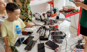 Lập hàng trăm điểm sạc điện thoại miễn phí cho người dân vùng bão