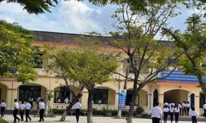 Phụ huynh xông vào lớp đánh học sinh lớp 8