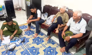 Bực con dâu, vác súng AK ra dọa, công an thu thêm 2 khẩu K54