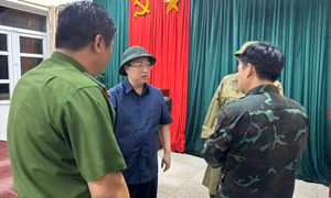 Phó Bí thư Tỉnh ủy Đặng Xuân Phương kiểm tra công tác khắc phục hậu quả sau bão tại TX Quảng Yên