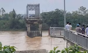 Cận cảnh hiện trường sập cầu Phong Châu tỉnh Phú Thọ