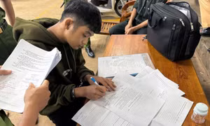 Chạy quá tốc độ, nam thanh niên đấm vào mặt, bóp cổ cảnh sát cơ động để bỏ trốn