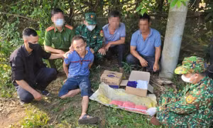 Bắt người vận chuyển 18.000 viên ma túy cho 'một người không rõ lai lịch'