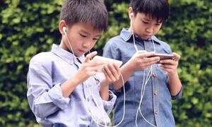5 điều báo động khi trẻ thường xuyên xem điện thoại