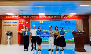 Trao tặng gói khám sức khỏe miễn phí trị giá 1,8 tỷ đồng cho cán bộ, giáo viên, người lao động 