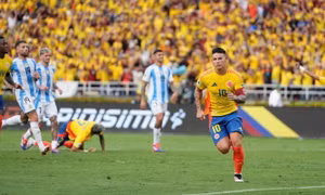 Argentina thua vì quả phạt đền gây tranh cãi