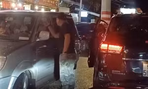 Nguyên nhân người đàn ông đập kính ô tô, đánh tài xế ở TPHCM