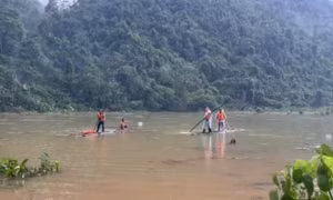 Bơi vào thung lũng kiểm tra hoa màu, người đàn ông bị nước cuốn trôi