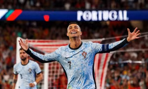 Ronaldo chạm mốc ghi 900 bàn