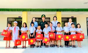 Đồn Biên phòng Hải Hoà tặng quà Tết Trung thu cho học sinh khó khăn