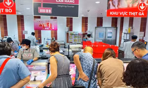 Siêu thị gấp đôi hàng hóa, doanh nghiệp thực phẩm nói giá còn giảm chứ không tăng