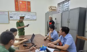 Chém liên tiếp vào đầu em trai, gây thương tích cho vợ, em dâu