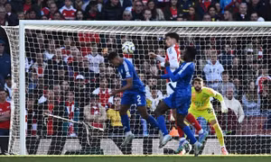 Arsenal bắt kịp Man City ở Ngoại hạng Anh