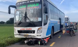 Chồng tử vong, vợ nguy kịch sau khi va chạm với xe khách