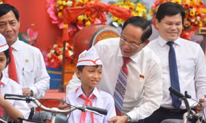Lãnh đạo tỉnh Quảng Ngãi không phát biểu, đánh trống khai giảng năm học mới