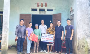 Hải Hà: Trao 10 triệu đồng hỗ trợ hộ khó khăn bị tốc mái nhà do bão số 3