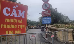 Cấm cầu Long Biên