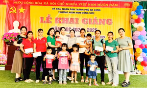 Tặng quà học sinh vùng cao nhân dịp năm học mới