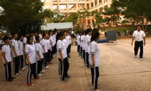 Giáo viên kiêm nhiệm môn Thể dục được cấp trang phục
