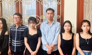 Bắt 2 nhóm đối tượng tàng trữ, sử dụng trái phép ma túy tại phòng trọ, quán karaoke