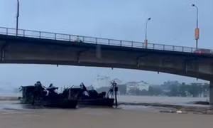 2 tàu lớn từ nước ngoài theo lũ sông Hồng trôi về Lào Cai, Yên Bái