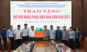 Ủy viên Bộ Chính trị Nguyễn Xuân Thắng thăm hỏi, động viên các đơn vị, người dân bị ảnh hưởng do bão số 3 tại Quảng Ninh