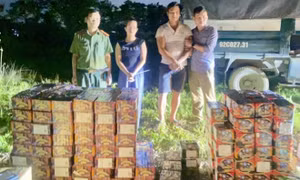 2 đối tượng dùng ôtô chở hơn 4 tạ thuốc nổ, pháo lậu