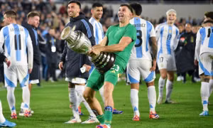 FIFA trừng phạt thủ môn tuyển Argentina