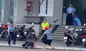 Mâu thuẫn gia đình, em cầm dao chém anh nhiều nhát giữa đường