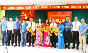 Móng Cái: Kết nạp 5 đảng viên mới là Công nhân công ty TNHH KHKT Ngân Long