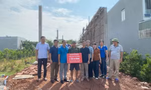 Liên đoàn Lao động huyện Hải Hà hỗ trợ hộ gia đình nghèo 2 tấn xi măng để xây dựng nhà ở mới