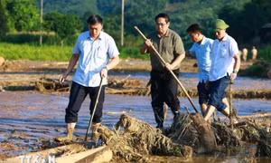 Thủ tướng trực tiếp lội xuống bãi lầy, chỉ đạo tìm kiếm nạn nhân tại Làng Nủ