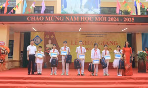 Trao tặng 40 suất học bổng cho học sinh vượt khó học giỏi