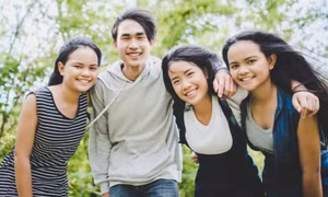 Giúp con tuổi dậy thì đối mặt với áp lực từ bạn bè