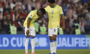 Tuyển Brazil rơi vào khu vực nguy hiểm sau thất bại trước Paraguay