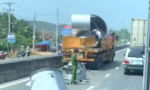 Né ống thép rơi xuống đường, xe tải tông sập nhà dân khiến nhiều người bị thương